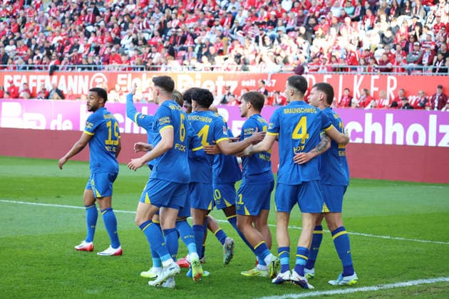 24.04.2026, xrekx, Fussball 2.Bundesliga, 1.FC Kaiserslautern - Eintracht Braunschweig v.l. Torjubel nach dem Tor zum celebrating the goal celebrate 0:1 durch Faride Alidou (Eintracht Braunschweig) (DFL DFB REGULATIONS PROHIBIT ANY USE OF PHOTOGRAPHS as IMAGE SEQUENCES and or QUASI-VIDEO) Kaiserslautern