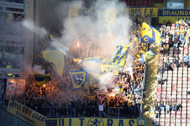 24.04.2026, xrekx, Fussball 2.Bundesliga, 1.FC Kaiserslautern - Eintracht Braunschweig v.l. Braunschweig Fans ,Stimmung, Schals, Ultras, Zuschauer, Besucher, Choreo, Choreografie, atmosphere, scarves, spectators, visitors Pyro (DFL DFB REGULATIONS PROHIBIT ANY USE OF PHOTOGRAPHS as IMAGE SEQUENCES and or QUASI-VIDEO) Kaiserslautern