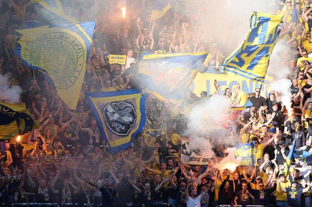 24.04.2026, xrekx, Fussball 2.Bundesliga, 1.FC Kaiserslautern - Eintracht Braunschweig v.l. Braunschweig Fans ,Stimmung, Schals, Ultras, Zuschauer, Besucher, Choreo, Choreografie, atmosphere, scarves, spectators, visitors Pyro (DFL DFB REGULATIONS PROHIBIT ANY USE OF PHOTOGRAPHS as IMAGE SEQUENCES and or QUASI-VIDEO) Kaiserslautern