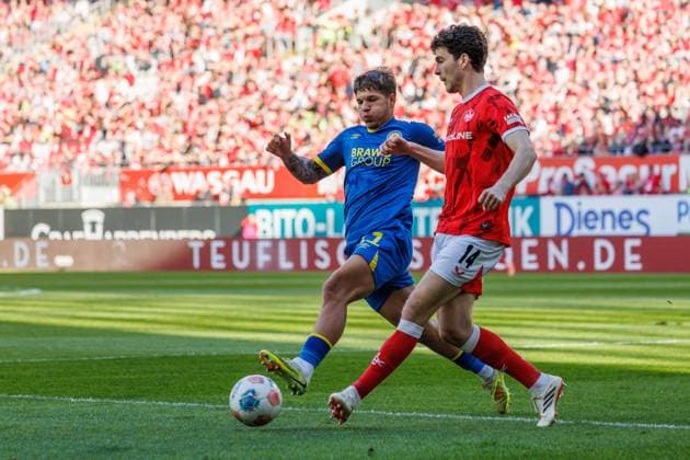 Jacob Rasmussen (1.FC Kaiserslautern) im Zweikampf mit Jovan Mijatovic (Eintracht Braunschweig), 1. FC Kaiserslautern vs Eintracht Braunschweig, Fussball, 2. Bundesliga, 31. Spieltag, Saison 2025 2026, 24.04.2026 1. FC Kaiserslautern vs Eintracht Braunschweig, Fussball, 2. Bundesliga, 31. Spieltag, Saison 2025 2026, 24.04.2026 *** Jacob Rasmussen 1 FC Kaiserslautern in duel with Jovan Mijatovic Eintracht Braunschweig , 1 FC Kaiserslautern vs Eintracht Braunschweig, Soccer, 2 Bundesliga, Matchday 31, Season 2025 2026, 24 04 2026 1 FC Kaiserslautern vs Eintracht Braunschweig, Soccer, 2 Bundesliga, Matchday 31, Season 2025 2026, 24 04 2026 Copyright: xEibner-Pressefoto AlexanderxNeisx EP_ANS