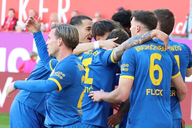 24.04.2026, xrekx, Fussball 2.Bundesliga, 1.FC Kaiserslautern - Eintracht Braunschweig v.l. Torjubel nach dem Tor zum celebrating the goal celebrate 0:1 durch Faride Alidou (Eintracht Braunschweig) (DFL DFB REGULATIONS PROHIBIT ANY USE OF PHOTOGRAPHS as IMAGE SEQUENCES and or QUASI-VIDEO) Kaiserslautern