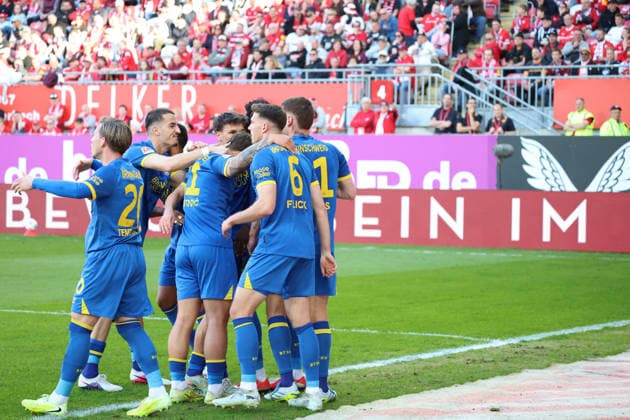 24.04.2026, xrekx, Fussball 2.Bundesliga, 1.FC Kaiserslautern - Eintracht Braunschweig v.l. Torjubel nach dem Tor zum celebrating the goal celebrate 0:1 durch Faride Alidou (Eintracht Braunschweig) (DFL DFB REGULATIONS PROHIBIT ANY USE OF PHOTOGRAPHS as IMAGE SEQUENCES and or QUASI-VIDEO) Kaiserslautern