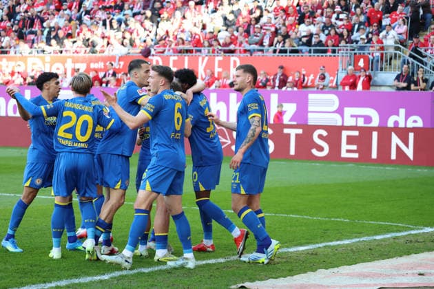 24.04.2026, xrekx, Fussball 2.Bundesliga, 1.FC Kaiserslautern - Eintracht Braunschweig v.l. Torjubel nach dem Tor zum celebrating the goal celebrate 0:1 durch Faride Alidou (Eintracht Braunschweig) (DFL DFB REGULATIONS PROHIBIT ANY USE OF PHOTOGRAPHS as IMAGE SEQUENCES and or QUASI-VIDEO) Kaiserslautern