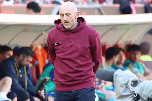 24.04.2026, xrekx, Fussball 2.Bundesliga, 1.FC Kaiserslautern - Eintracht Braunschweig v.l. Torsten Lieberknecht Trainer (1.FC Kaiserslautern) enttaeuscht, enttäuscht, schaut enttaeuscht, niedergeschlagen, disappointed (DFL DFB REGULATIONS PROHIBIT ANY USE OF PHOTOGRAPHS as IMAGE SEQUENCES and or QUASI-VIDEO) Kaiserslautern