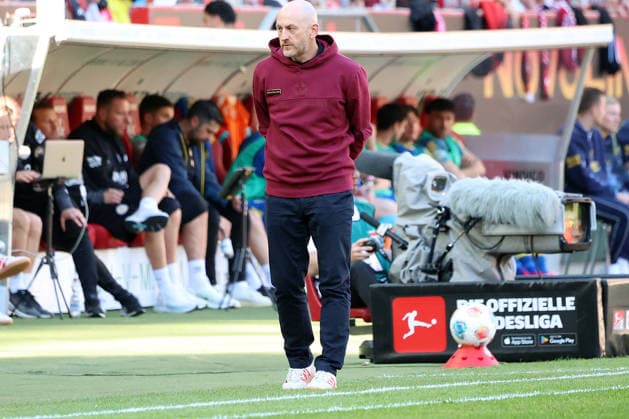 24.04.2026, xrekx, Fussball 2.Bundesliga, 1.FC Kaiserslautern - Eintracht Braunschweig v.l. Torsten Lieberknecht Trainer (1.FC Kaiserslautern) enttaeuscht, enttäuscht, schaut enttaeuscht, niedergeschlagen, disappointed (DFL DFB REGULATIONS PROHIBIT ANY USE OF PHOTOGRAPHS as IMAGE SEQUENCES and or QUASI-VIDEO) Kaiserslautern