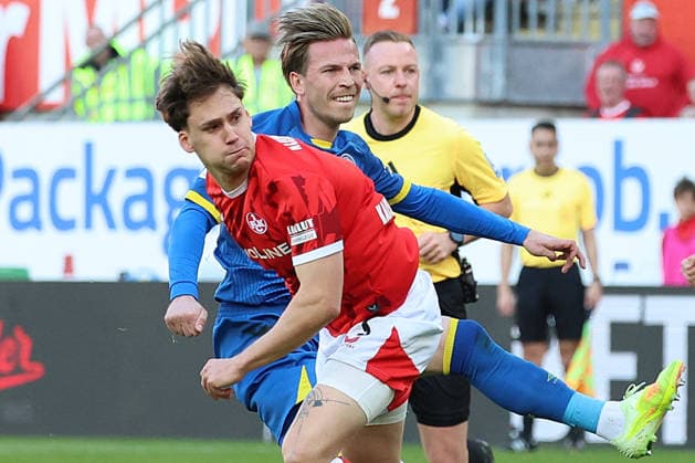 24.04.2026, xrekx, Fussball 2.Bundesliga, 1.FC Kaiserslautern - Eintracht Braunschweig v.l. Florian Kleinhansl (1.FC Kaiserslautern) Lino Tempelmann (Eintracht Braunschweig) Zweikampf, Aktion, action, battle for the ball (DFL DFB REGULATIONS PROHIBIT ANY USE OF PHOTOGRAPHS as IMAGE SEQUENCES and or QUASI-VIDEO) Kaiserslautern