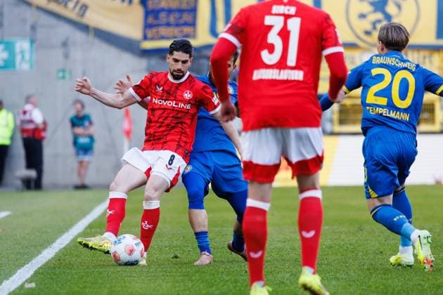 Semi Sahin (1.FC Kaiserslautern) im Zweikampf mit Mehmet Can Aydin (Eintracht Braunschweig), 1. FC Kaiserslautern vs Eintracht Braunschweig, Fussball, 2. Bundesliga, 31. Spieltag, Saison 2025 2026, 24.04.2026 1. FC Kaiserslautern vs Eintracht Braunschweig, Fussball, 2. Bundesliga, 31. Spieltag, Saison 2025 2026, 24.04.2026