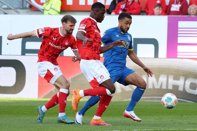 24.04.2026, xrekx, Fussball 2.Bundesliga, 1.FC Kaiserslautern - Eintracht Braunschweig v.l. Simon Asta (1.FC Kaiserslautern) Maxwell Gyamfi (1.FC Kaiserslautern) Lukas Frenkert (Eintracht Braunschweig) Zweikampf, Aktion, action, battle for the ball (DFL DFB REGULATIONS PROHIBIT ANY USE OF PHOTOGRAPHS as IMAGE SEQUENCES and or QUASI-VIDEO) Kaiserslautern