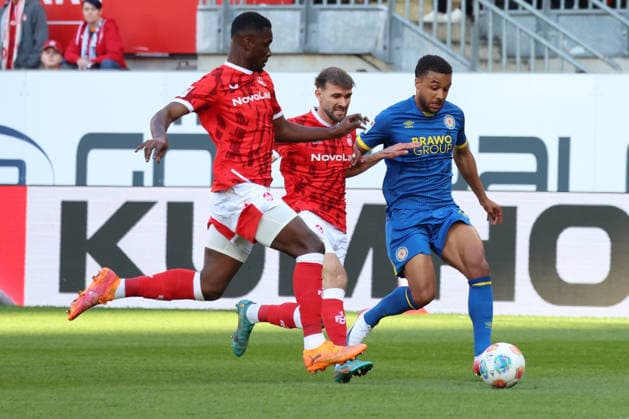 24.04.2026, xrekx, Fussball 2.Bundesliga, 1.FC Kaiserslautern - Eintracht Braunschweig v.l. Maxwell Gyamfi (1.FC Kaiserslautern) Simon Asta (1.FC Kaiserslautern) Lukas Frenkert (Eintracht Braunschweig) Zweikampf, Aktion, action, battle for the ball (DFL DFB REGULATIONS PROHIBIT ANY USE OF PHOTOGRAPHS as IMAGE SEQUENCES and or QUASI-VIDEO) Kaiserslautern