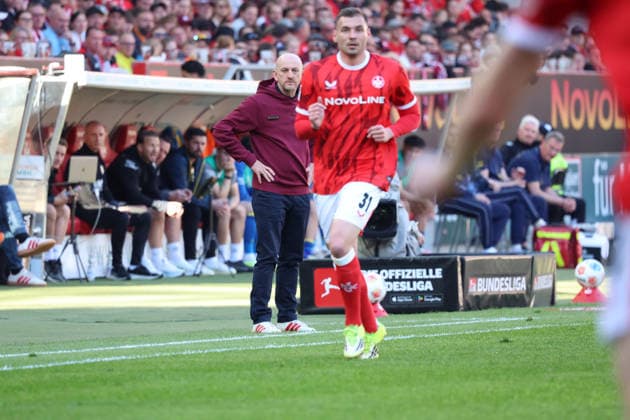 24.04.2026, xrekx, Fussball 2.Bundesliga, 1.FC Kaiserslautern - Eintracht Braunschweig v.l. Torsten Lieberknecht Trainer (1.FC Kaiserslautern) Luca Sirch (1.FC Kaiserslautern) (DFL DFB REGULATIONS PROHIBIT ANY USE OF PHOTOGRAPHS as IMAGE SEQUENCES and or QUASI-VIDEO) Kaiserslautern