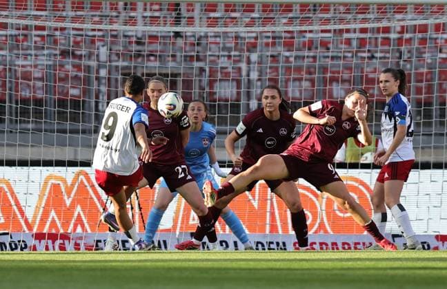 24.04.2026 - Fussball - Saison 2025 2026 - 1. Frauen - Fussball - Bundesliga - 23. Spieltag: 1. FC Nürnberg FCN ( Club ) - Hamburger SV HSV - Sportfoto Zink DaMa - xdaxmax - Melina Krüger (9, Hamburger SV ) mit Torschuss