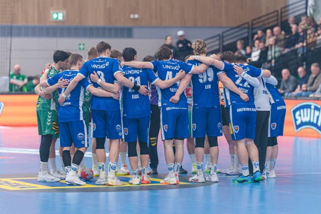 GWD Minden (Gruen) und ThSV Eisenach (Blau) bei der Begruessung der Mannschaften GER, GWD Minden vs. ThSV Eisenach, Handball, 1. Bundesliga, 29. Spieltag, Spielzeit 2025 2026, 24.04.2026 GER, GWD Minden vs. ThSV Eisenach, Handball, 1. Bundesliga, 29. Spieltag, Spielzeit 2025 2026, 24.04.2026 Minden Copyright: xEibner-Pressefoto JanxRollingerx EP_JSK