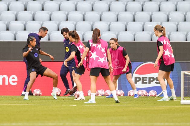 Die Spielerinnen vom FC Barcelona, Barca beim Training mit Pere Romeu (FC Barcelona, Chef-Trainer), GER, Offizielles Abschlusstraining, FC Barcelona, Fussball, UEFA Womens Champions League, Halbfinale, Hinspiel, Saison 2025 2026, 24.04.2026, GER, Offizielles Abschlusstraining, FC Barcelona, Fussball, UEFA Womens Champions League, Halbfinale, Hinspiel, Saison 2025 2026, 24.04.2026 Muenchen Copyright: xEibner-Pressefoto JennixMaulx EP_JML