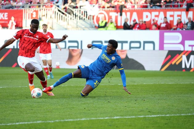 24.04.2026, xrekx, Fussball 2.Bundesliga, 1.FC Kaiserslautern - Eintracht Braunschweig v.l. Maxwell Gyamfi (1.FC Kaiserslautern) Faride Alidou (Eintracht Braunschweig) Zweikampf, Aktion, action, battle for the ball (DFL DFB REGULATIONS PROHIBIT ANY USE OF PHOTOGRAPHS as IMAGE SEQUENCES and or QUASI-VIDEO) Kaiserslautern