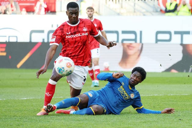 24.04.2026, xrekx, Fussball 2.Bundesliga, 1.FC Kaiserslautern - Eintracht Braunschweig v.l. Maxwell Gyamfi (1.FC Kaiserslautern) Faride Alidou (Eintracht Braunschweig) Zweikampf, Aktion, action, battle for the ball (DFL DFB REGULATIONS PROHIBIT ANY USE OF PHOTOGRAPHS as IMAGE SEQUENCES and or QUASI-VIDEO) Kaiserslautern