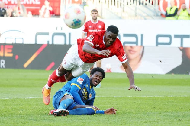 24.04.2026, xrekx, Fussball 2.Bundesliga, 1.FC Kaiserslautern - Eintracht Braunschweig v.l. Maxwell Gyamfi (1.FC Kaiserslautern) Faride Alidou (Eintracht Braunschweig) Zweikampf, Aktion, action, battle for the ball (DFL DFB REGULATIONS PROHIBIT ANY USE OF PHOTOGRAPHS as IMAGE SEQUENCES and or QUASI-VIDEO) Kaiserslautern