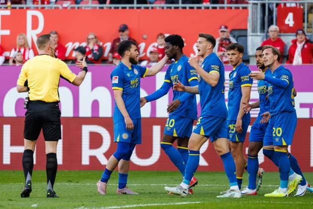 Faride Alidou (Eintracht Braunschweig) bejubelt den Treffer zum 0:1 mit Mehmet Can Aydin (Eintracht Braunschweig), Florian Flick (Eintracht Braunschweig), Lino Tempelmann (Eintracht Braunschweig), Max Marie (Eintracht Braunschweig), 1. FC Kaiserslautern vs Eintracht Braunschweig, Fussball, 2. Bundesliga, 31. Spieltag, Saison 2025 2026, 24.04.2026 1. FC Kaiserslautern vs Eintracht Braunschweig, Fussball, 2. Bundesliga, 31. Spieltag, Saison 2025 2026, 24.04.2026