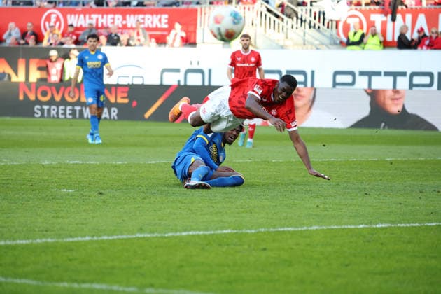 24.04.2026, xrekx, Fussball 2.Bundesliga, 1.FC Kaiserslautern - Eintracht Braunschweig v.l. Maxwell Gyamfi (1.FC Kaiserslautern) Faride Alidou (Eintracht Braunschweig) Zweikampf, Aktion, action, battle for the ball (DFL DFB REGULATIONS PROHIBIT ANY USE OF PHOTOGRAPHS as IMAGE SEQUENCES and or QUASI-VIDEO) Kaiserslautern