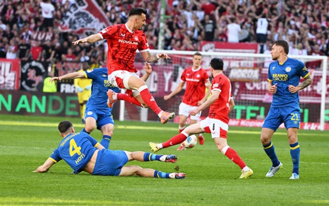 Fussball - 2. Bundesliga - Saison 2025 26 1. FC Kaiserslautern 24.04.2026 Fritz-Walter-Stadion 1. FC Kaiserslautern (fck) - Eintracht Braunschweig (bs) Andi HOTI (Eintracht Braunschweig), li, Mergim BERISHA (1. FC Kaiserslautern), oben 1. FC Kaiserslautern