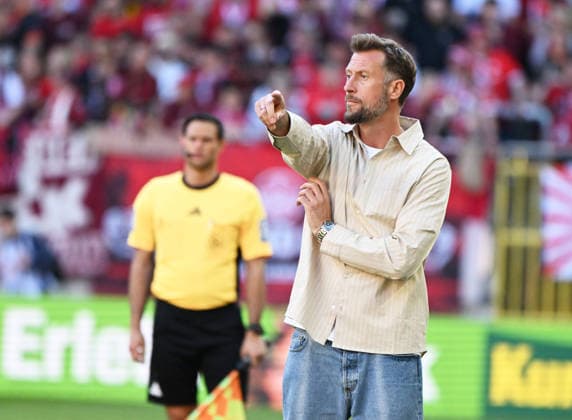 Fussball - 2. Bundesliga - Saison 2025 26 1. FC Kaiserslautern 24.04.2026 Fritz-Walter-Stadion 1. FC Kaiserslautern (fck) - Eintracht Braunschweig (bs) Trainer Lars KORNETKA (Eintracht Braunschweig) 1. FC Kaiserslautern