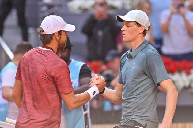 April 24, 2026, Madrid, Madrid, Spain: JANNIK SINNER of italy - NIKE greeting BENJAMIN BONZI of France - LOTTO during the Mutua Madrid Open 2026, ATP, Tennis Herren Masters 1000 and WTA, Tennis Damen 1000 tennis tournament, celebrated at Caja Magica on April 24, 2026 in Madrid, Spain. Madrid Spain - ZUMAc312 20260424_zsp_c312_564 Copyright: xOscarxManuelxSanchezx