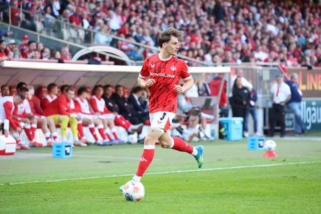 24.04.2026, xrekx, Fussball 2.Bundesliga, 1.FC Kaiserslautern - Eintracht Braunschweig v.l. Florian Kleinhansl (1.FC Kaiserslautern) (DFL DFB REGULATIONS PROHIBIT ANY USE OF PHOTOGRAPHS as IMAGE SEQUENCES and or QUASI-VIDEO) Kaiserslautern