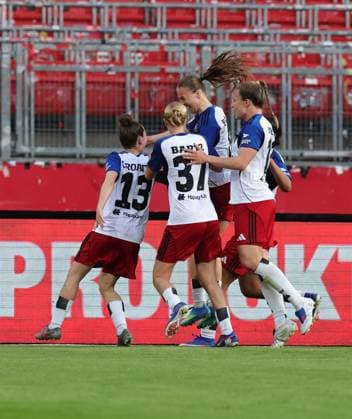 24.04.2026 - Fussball - Saison 2025 2026 - 1. Frauen - Fussball - Bundesliga - 23. Spieltag: 1. FC Nürnberg FCN ( Club ) - Hamburger SV HSV - Sportfoto Zink DaMa - xdaxmax - Jubel Freude Torjubel nach Tor zum 0:1 - Annaleen Katharina Böhler (6, Hamburger SV ) und Mannschaft Team jubelt freut sich - Torschütze: Annaleen Katharina Böhler (6, Hamburger SV )