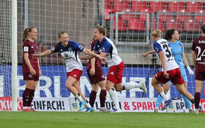 24.04.2026 - Fussball - Saison 2025 2026 - 1. Frauen - Fussball - Bundesliga - 23. Spieltag: 1. FC Nürnberg FCN ( Club ) - Hamburger SV HSV - Sportfoto Zink DaMa - xdaxmax - Jubel Freude Torjubel nach Tor zum 0:1 - Annaleen Katharina Böhler (6, Hamburger SV ) und Mannschaft Team jubelt freut sich - Torschütze: Annaleen Katharina Böhler (6, Hamburger SV )