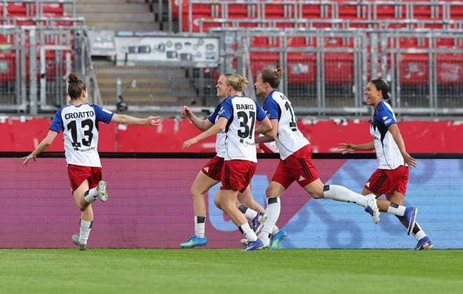 24.04.2026 - Fussball - Saison 2025 2026 - 1. Frauen - Fussball - Bundesliga - 23. Spieltag: 1. FC Nürnberg FCN ( Club ) - Hamburger SV HSV - Sportfoto Zink DaMa - xdaxmax - Jubel Freude Torjubel nach Tor zum 0:1 - Annaleen Katharina Böhler (6, Hamburger SV ) und Mannschaft Team jubelt freut sich - Torschütze: Annaleen Katharina Böhler (6, Hamburger SV )