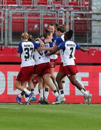 24.04.2026 - Fussball - Saison 2025 2026 - 1. Frauen - Fussball - Bundesliga - 23. Spieltag: 1. FC Nürnberg FCN ( Club ) - Hamburger SV HSV - Sportfoto Zink DaMa - xdaxmax - Jubel Freude Torjubel nach Tor zum 0:1 - Annaleen Katharina Böhler (6, Hamburger SV ) und Mannschaft Team jubelt freut sich - Torschütze: Annaleen Katharina Böhler (6, Hamburger SV )