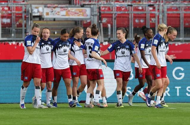 24.04.2026 - Fussball - Saison 2025 2026 - 1. Frauen - Fussball - Bundesliga - 23. Spieltag: 1. FC Nürnberg FCN ( Club ) - Hamburger SV HSV - Sportfoto Zink DaMa - xdaxmax - Jubel Freude Torjubel nach Tor zum 0:1 - Annaleen Katharina Böhler (6, Hamburger SV ) und Mannschaft Team jubelt freut sich - Torschütze: Annaleen Katharina Böhler (6, Hamburger SV )