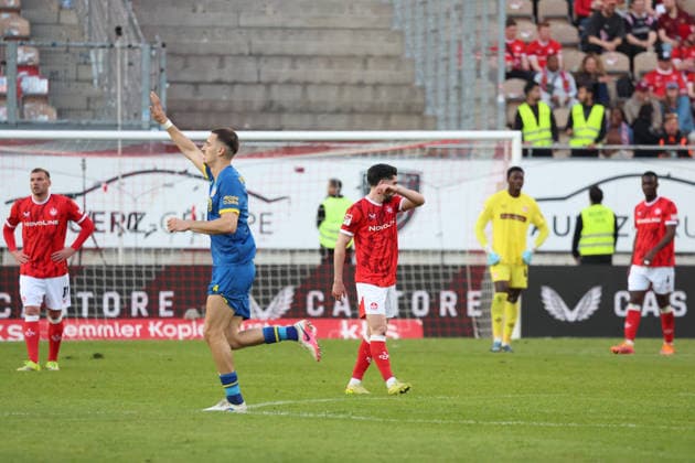 24.04.2026, xrekx, Fussball 2.Bundesliga, 1.FC Kaiserslautern - Eintracht Braunschweig v.l. Torjubel nach dem Tor zum celebrating the goal celebrate 0:2 durch Erencan YardÄ±mcÄ± (Eintracht Braunschweig) mit Andi Hoti (Eintracht Braunschweig) Semih Sahin (1.FC Kaiserslautern) Enis Kamga (1.FC Kaiserslautern) enttaeuscht, enttäuscht, schaut enttaeuscht, niedergeschlagen, disappointed (DFL DFB REGULATIONS PROHIBIT ANY USE OF PHOTOGRAPHS as IMAGE SEQUENCES and or QUASI-VIDEO) Kaiserslautern