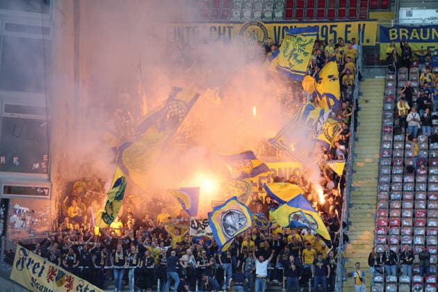 24.04.2026, xrekx, Fussball 2.Bundesliga, 1.FC Kaiserslautern - Eintracht Braunschweig v.l. Braunschweig Fans ,Stimmung, Schals, Ultras, Zuschauer, Besucher, Choreo, Choreografie, atmosphere, scarves, spectators, visitors (DFL DFB REGULATIONS PROHIBIT ANY USE OF PHOTOGRAPHS as IMAGE SEQUENCES and or QUASI-VIDEO) Kaiserslautern