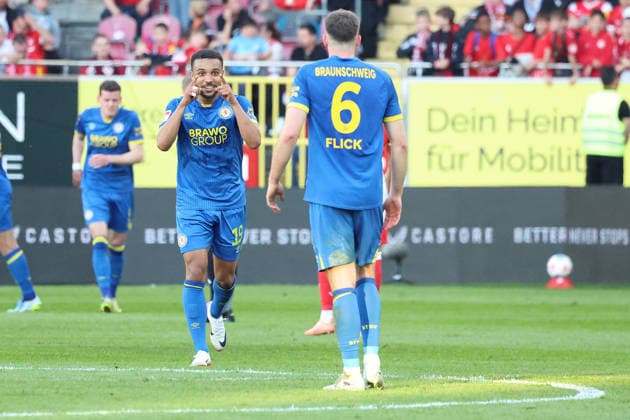24.04.2026, xrekx, Fussball 2.Bundesliga, 1.FC Kaiserslautern - Eintracht Braunschweig v.l. Torjubel nach dem Tor zum celebrating the goal celebrate 0:2 durch Erencan YardÄ±mcÄ± (Eintracht Braunschweig) mit Leon Bell Bell (Eintracht Braunschweig) (DFL DFB REGULATIONS PROHIBIT ANY USE OF PHOTOGRAPHS as IMAGE SEQUENCES and or QUASI-VIDEO) Kaiserslautern