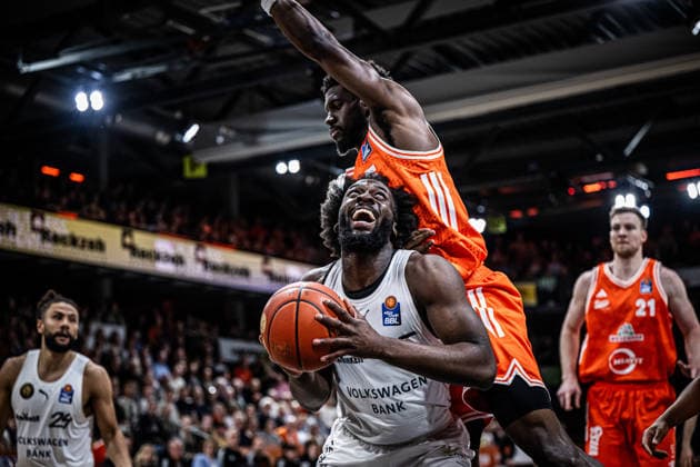 1. Basketball Bundesliga, easyCredit BBL, Saison 2025 2026, Herren, Hauptrunde, 31. Spieltag, 24.04.2026, RASTA Vechta - Löwen Braunschweig Oluwasimisola Shittu ( 45 - Basketball Löwen Braunschweig) in Aktion Vechta RASTA Dome Niedersachsen Deutschland