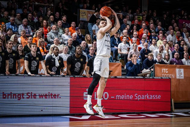 1. Basketball Bundesliga, easyCredit BBL, Saison 2025 2026, Herren, Hauptrunde, 31. Spieltag, 24.04.2026, RASTA Vechta - Löwen Braunschweig Ferdinand Zylka ( 6 - Basketball Löwen Braunschweig) beim Jumpshot Vechta RASTA Dome Niedersachsen Deutschland