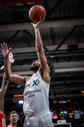 1. Basketball Bundesliga, easyCredit BBL, Saison 2025 2026, Herren, Hauptrunde, 31. Spieltag, 24.04.2026, RASTA Vechta - Löwen Braunschweig Chip Flanigan ( 30 - Basketball Löwen Braunschweig) beim Korbleger Vechta RASTA Dome Niedersachsen Deutschland