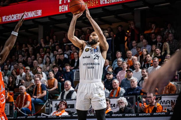 1. Basketball Bundesliga, easyCredit BBL, Saison 2025 2026, Herren, Hauptrunde, 31. Spieltag, 24.04.2026, RASTA Vechta - Löwen Braunschweig Kaza Kajami-Keane ( 24 - Basketball Löwen Braunschweig) beim Jumpshot Vechta RASTA Dome Niedersachsen Deutschland