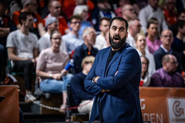 1. Basketball Bundesliga, easyCredit BBL, Saison 2025 2026, Herren, Hauptrunde, 31. Spieltag, 24.04.2026, RASTA Vechta - Löwen Braunschweig Ramon Diaz Sanchez (Head-Coach - Basketball Löwen Braunschweig) während der Partie Vechta RASTA Dome Niedersachsen Deutschland