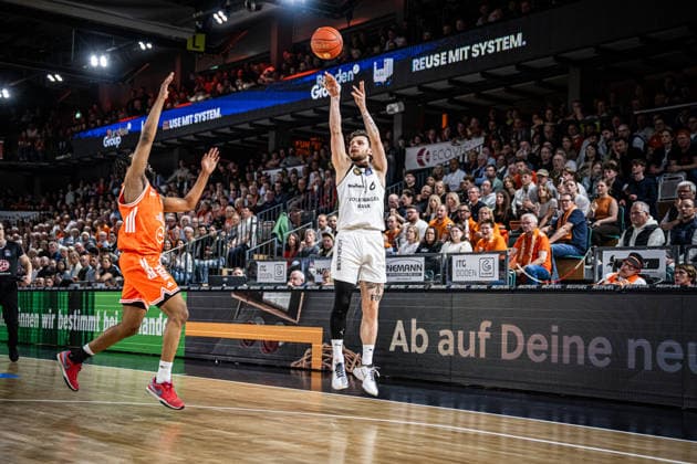 1. Basketball Bundesliga, easyCredit BBL, Saison 2025 2026, Herren, Hauptrunde, 31. Spieltag, 24.04.2026, RASTA Vechta - Löwen Braunschweig Ferdinand Zylka ( 6 - Basketball Löwen Braunschweig) beim Jumpshot Vechta RASTA Dome Niedersachsen Deutschland