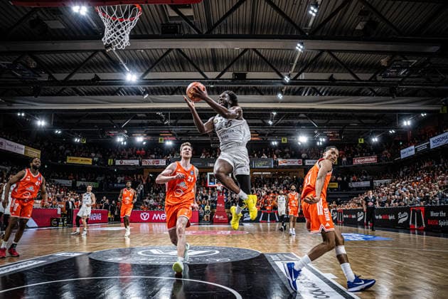 1. Basketball Bundesliga, easyCredit BBL, Saison 2025 2026, Herren, Hauptrunde, 31. Spieltag, 24.04.2026, RASTA Vechta - Löwen Braunschweig Oluwasimisola Shittu ( 45 - Basketball Löwen Braunschweig) beim Korbleger Vechta RASTA Dome Niedersachsen Deutschland