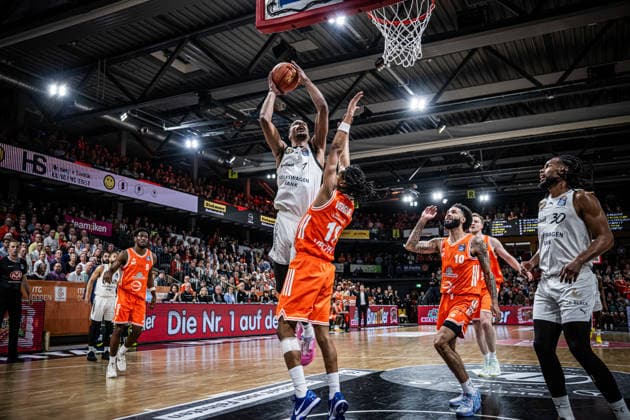 1. Basketball Bundesliga, easyCredit BBL, Saison 2025 2026, Herren, Hauptrunde, 31. Spieltag, 24.04.2026, RASTA Vechta - Löwen Braunschweig David NGuessan ( 1 - Basketball Löwen Braunschweig) beim Korbleger Vechta RASTA Dome Niedersachsen Deutschland