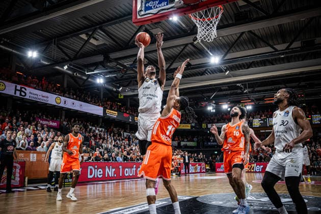 1. Basketball Bundesliga, easyCredit BBL, Saison 2025 2026, Herren, Hauptrunde, 31. Spieltag, 24.04.2026, RASTA Vechta - Löwen Braunschweig David NGuessan ( 1 - Basketball Löwen Braunschweig) beim Korbleger Vechta RASTA Dome Niedersachsen Deutschland