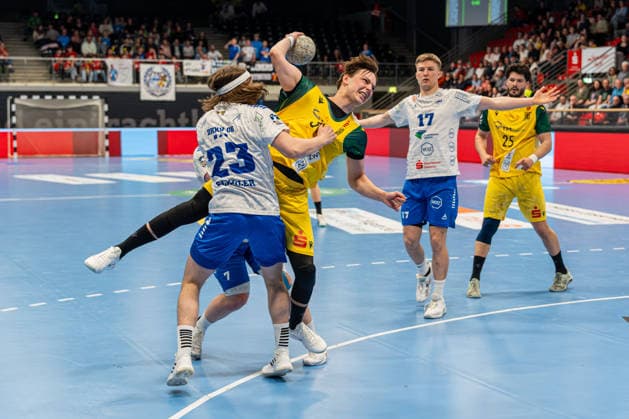 Hagen, Deutschland 24. April 2026: 2. Handball Bundesliga - 2025 2026 - Sp. 29 - VfL Eintracht Hagen gegen Dessau-Roßlauer HV Im Bild: v. li. im Zweikampf Mika Schueler Schüler (DRHV) und Linus Kutz (VfL). Ischelandhalle Nordrhein Westfalen Copyright: xFotostandx xKruczynskix