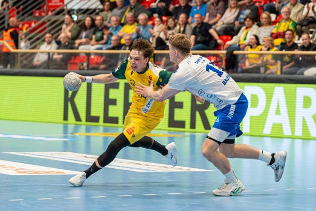 Hagen, Deutschland 24. April 2026: 2. Handball Bundesliga - 2025 2026 - Sp. 29 - VfL Eintracht Hagen gegen Dessau-Roßlauer HV Im Bild: v. li. im Zweikampf Linus Kutz (VfL) und Luka Baumgart (DRHV) Ischelandhalle Nordrhein Westfalen Copyright: xFotostandx xKruczynskix