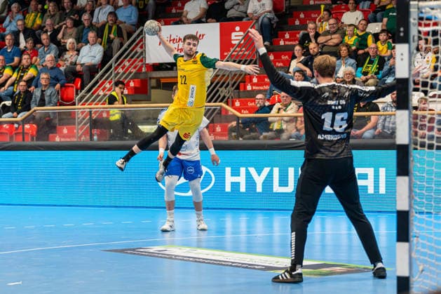 Hagen, Deutschland 24. April 2026: 2. Handball Bundesliga - 2025 2026 - Sp. 29 - VfL Eintracht Hagen gegen Dessau-Roßlauer HV Im Bild: v. li. im Zweikampf Benedikt Israel (VfL) beim Sprungwurf gegen Torwart Philip Ambrosius (DRHV) Ischelandhalle Nordrhein Westfalen Copyright: xFotostandx xKruczynskix