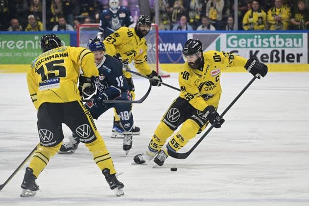 24.04.2026 xkhx Kassel, Probonio Arena Eishockey DEL 2 Playoff Saison 2025 2026 Finalspiel 4 Kassel Huskies - Krefeld Pinguine Laurin Braun (18, Kassel Huskies) gegen Erik Buschmann und Davis Vandane (Krefeld) *** 24 04 2026 xkhx Kassel, Probonio Arena Ice Hockey DEL 2 Playoff Season 2025 2026 Final Game 4 Kassel Huskies Krefeld Penguins Laurin Braun 18, Kassel Huskies vs Erik Buschmann and Davis Vandane Krefeld