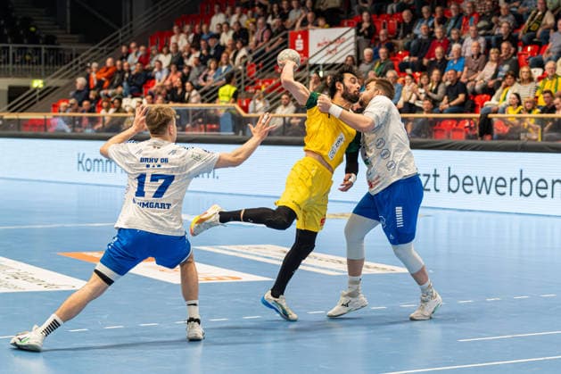 Hagen, Deutschland 24. April 2026: 2. Handball Bundesliga - 2025 2026 - Sp. 29 - VfL Eintracht Hagen gegen Dessau-Roßlauer HV Im Bild: v. li. im Zweikampf Luka Baumgart (DRHV), Pouya Norouzi (VfL) und Fritz-Leon Haake (DRHV) Ischelandhalle Nordrhein Westfalen Copyright: xFotostandx xKruczynskix