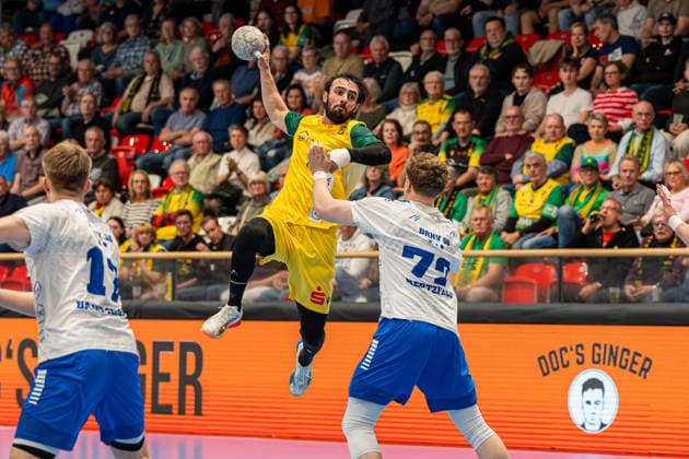 Hagen, Deutschland 24. April 2026: 2. Handball Bundesliga - 2025 2026 - Sp. 29 - VfL Eintracht Hagen gegen Dessau-Roßlauer HV Im Bild: v. li. im Zweikampf Pouya Norouzi (VfL) und Tim Hertzfeld (DRHV) Ischelandhalle Nordrhein Westfalen Copyright: xFotostandx xKruczynskix