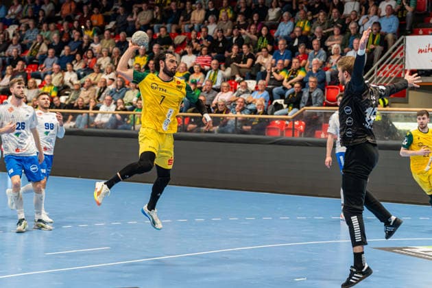 Hagen, Deutschland 24. April 2026: 2. Handball Bundesliga - 2025 2026 - Sp. 29 - VfL Eintracht Hagen gegen Dessau-Roßlauer HV Im Bild: v. li. im Zweikampf Pouya Norouzi (VfL) beim Sprungwurf gegen Torwart Philip Ambrosius (DRHV) Ischelandhalle Nordrhein Westfalen Copyright: xFotostandx xKruczynskix